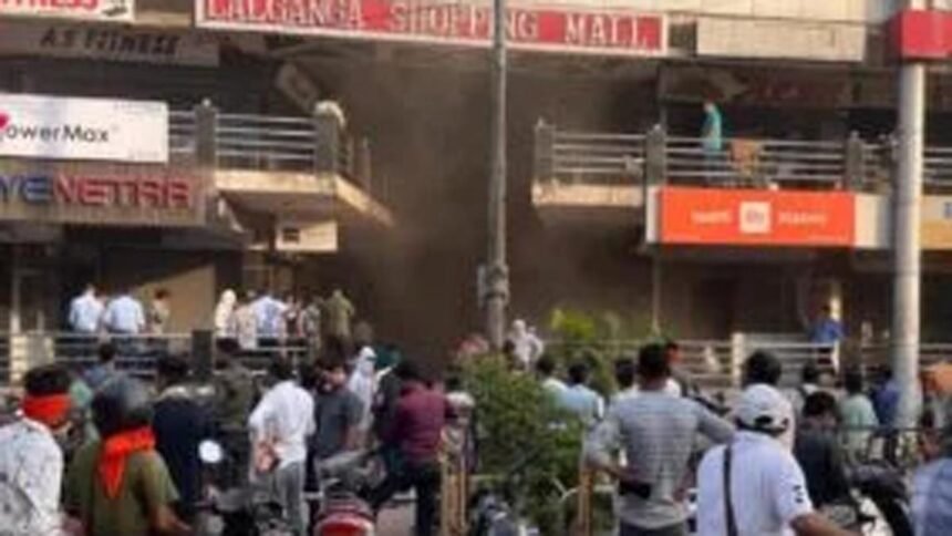 शापिंग माल में अचानक निकला धुंआ, लोग भागकर बाहर निकले