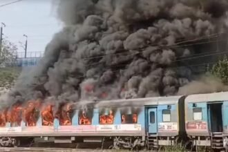 The Burnning Train: चलती ट्रेन में लगी आग, धूं-धूंकर जलते कोच का वीडियो आया सामने, बाल-बाल बचे यात्री