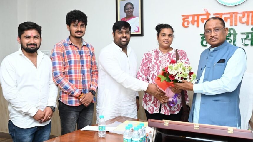 एवरेस्ट फतह करने वाली पर्वतारोही ने की सीएम से मुलाकात