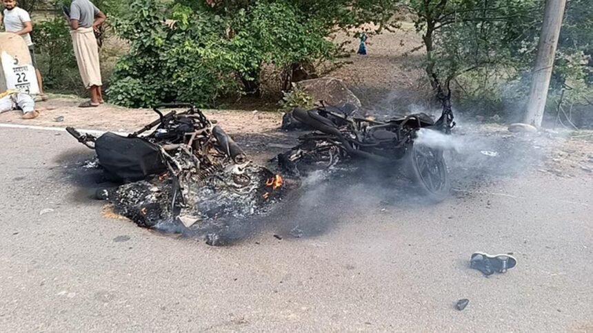 भीषण सड़क हादसा: दो बाइक की टक्कर के बाद लगी आग; चार लोग जिंदा जले