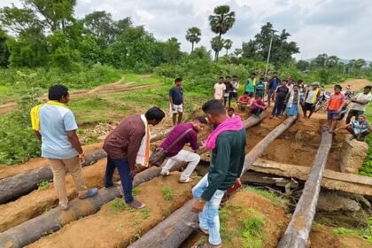 सिस्टम का मुंह चिढ़ा रहा यह गांव, जिम्मेदारों ने नहीं सुनी फरियाद तो ग्रामीणों ने खुद ही कर लिया जुगाड़, चंदा जोड़कर शुरू किया काम