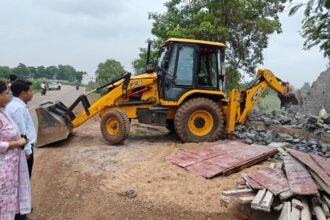 मुख्यमंत्री को जनदर्शन में मिली थी शिकायत: सरकारी जमीन से हटाया गया बेजा कब्जा, पक्के निर्माण और तार फेंसिग घेरा भी तोड़ा