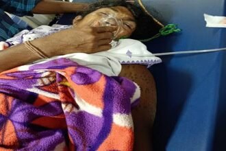 करंट की चपेट में आई खेत में काम कर रही महिला, लोगों ने डंडा मारकर किया अलग, इलाज जारी