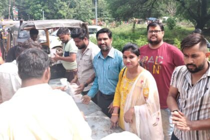 कथावाचक पंडित प्रदीप मिश्रा के कथा सुनने लाखों में पहुंच रहे लोग, कई संस्थानों द्वारा किया जा रहा निशुल्क भोग का वितरण