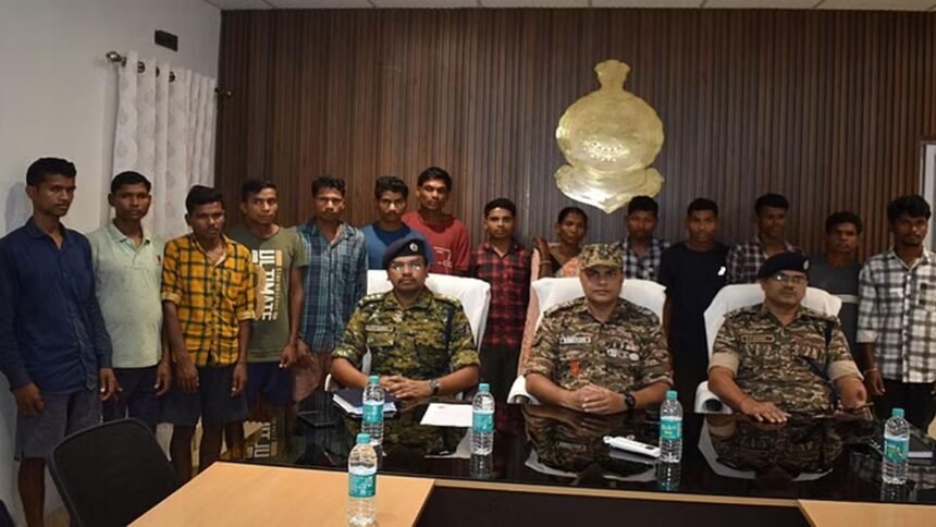 पुलिस को मिली बड़ी कामयाबी: 14 नक्सलियों ने किया सरेंडर, अब तक 306 माओवादी हुए गिरफ्तार