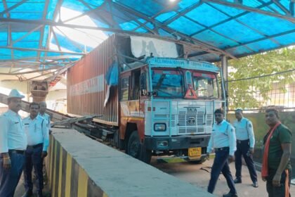 बड़ी दुर्घटना टली: तेज रफ्तार कंटेनर से नेहरू नगर अंडरब्रिज का स्ट्रक्चर टूटा, दोनों ओर से आवाजाही बंद