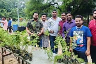 कथा सुनने पहुंच रहे भक्तों को दुर्ग जिला ब्राम्हण समाज की युवा टोली कर रही हजारों पौधों का निशुल्क वितरण