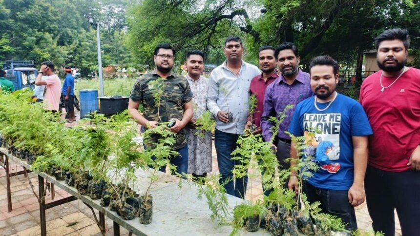 कथा सुनने पहुंच रहे भक्तों को दुर्ग जिला ब्राम्हण समाज की युवा टोली कर रही हजारों पौधों का निशुल्क वितरण