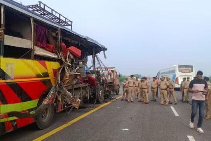 दर्दनाक हादसा: डबल डेकर बस टैंकर से टकराई, सड़क पर लग गया लाशों का ढेर…18 की मौत