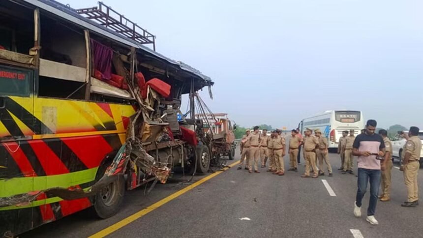 दर्दनाक हादसा: डबल डेकर बस टैंकर से टकराई, सड़क पर लग गया लाशों का ढेर…18 की मौत