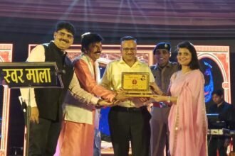 आईजी ने गाया पल पल दिल के पास तो एसपी ने ओ हंसिनी गाकर बांधा समां