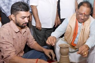 मुख्यमंत्री साय ने बनाई मिट्टी की कटोरी, स्थानीय बुनकर से खरीदी गोदना पेंटिंग वाली कोसा साड़ी