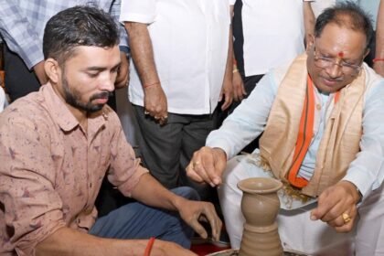 मुख्यमंत्री साय ने बनाई मिट्टी की कटोरी, स्थानीय बुनकर से खरीदी गोदना पेंटिंग वाली कोसा साड़ी