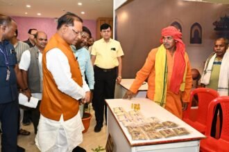 पारंपरिक औषधियों और हर्बल उत्पादों से प्रभावित हुए मुख्यमंत्री साय, लोक कला का किया अवलोकन