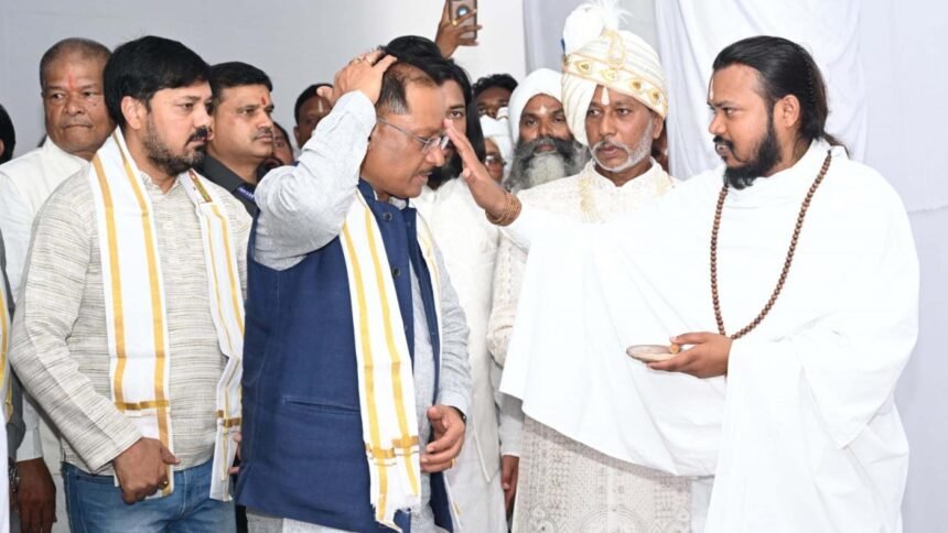 मुख्यमंत्री विष्णु देव साय ने भण्डारपुरी धाम में गुरुगद्दी आसन के दर्शन कर प्रदेश की खुशहाली की कामना की