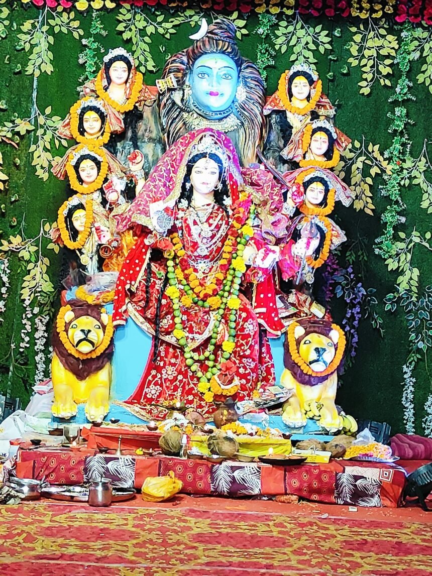 विजेता कॉम्प्लेक्स स्थित शासकीय आवासीय परिसर में नवरात्र की धूम, माता की भव्य प्रतिमा बनी आकर्षण का केन्द्र