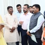 मंत्री केदार की अगुवाई में पहुंचे वन अमले ने सीएम साय को दिया अभा वन खेलकूद का निमंत्रण