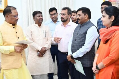 मंत्री केदार की अगुवाई में पहुंचे वन अमले ने सीएम साय को दिया अभा वन खेलकूद का निमंत्रण