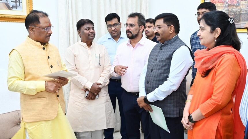 मंत्री केदार की अगुवाई में पहुंचे वन अमले ने सीएम साय को दिया अभा वन खेलकूद का निमंत्रण
