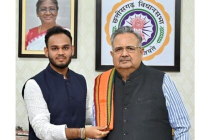 दक्ष वैद्य ने रमन सिंह से युवाओं की भागीदारी राजनीति में और बढ़ाएं जाने की मांग की