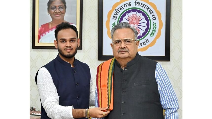 दक्ष वैद्य ने रमन सिंह से युवाओं की भागीदारी राजनीति में और बढ़ाएं जाने की मांग की
