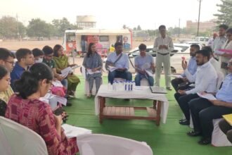 भारतीय प्रशासनिक सेवा के प्रशिक्षु अधिकारियों ने किया निरीक्षण, स्वास्थ्य व सरकारी योजनाओं की ली जानकारी