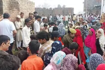 Tripple Murder : पति-पत्नी और बेटे की पेचकस से गोदकर हत्या, लहूलुहान मिले शव