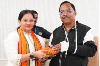 मंत्री नेताम का स्वास्थ्य जानने पहुंचीं रत्नावली कौशल, विभागीय मसले रखते हुए विभिन्न विषयों पर की चर्चा