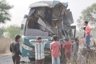 फिर एक और हादसा: प्रयागराज जा रही बस कोयले से भरे ट्रक से टकराई, एक की मौत और 23 घायल