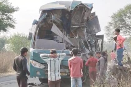 फिर एक और हादसा: प्रयागराज जा रही बस कोयले से भरे ट्रक से टकराई, एक की मौत और 23 घायल