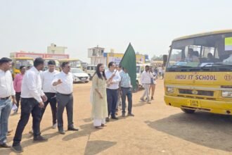 कलेक्टर सुश्री चौधरी ने मतदान दल वाहन को हरी झंडी दिखा कर किया रवाना, जिले के पाटन जनपद के 294 मतदान केन्द्र में कल मतदान