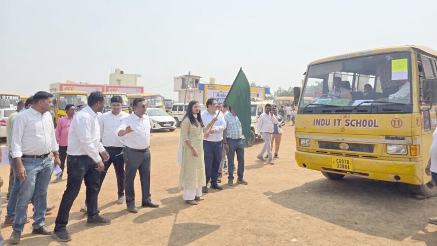 कलेक्टर सुश्री चौधरी ने मतदान दल वाहन को हरी झंडी दिखा कर किया रवाना, जिले के पाटन जनपद के 294 मतदान केन्द्र में कल मतदान