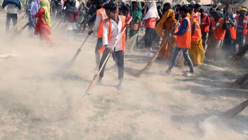 सरकार का बड़ा फैसला: सफाई कर्मियों को 10 हजार बोनस का एलान, 16000 न्यूनतम वेतन और मुफ्त इलाज की भी घोषणा