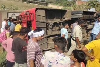 सड़क हादसा: बस पलटने से 41 यात्री घायल, बाइक सवार को बचाने के चक्कर में पलटी बस