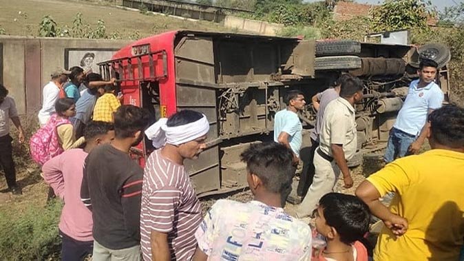 सड़क हादसा: बस पलटने से 41 यात्री घायल, बाइक सवार को बचाने के चक्कर में पलटी बस