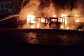 Video: भिलाई की कार गैरेज में लगी भीषण आग, बनने आई छह गाड़ियां खाक; जांच में जुटी पुलिस