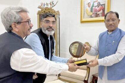 सीएम साय को आईआईएम रायपुर के निदेशक रामकुमार काकानी ने लीडरशिप प्रोग्राम में शामिल होने किया आमंत्रित