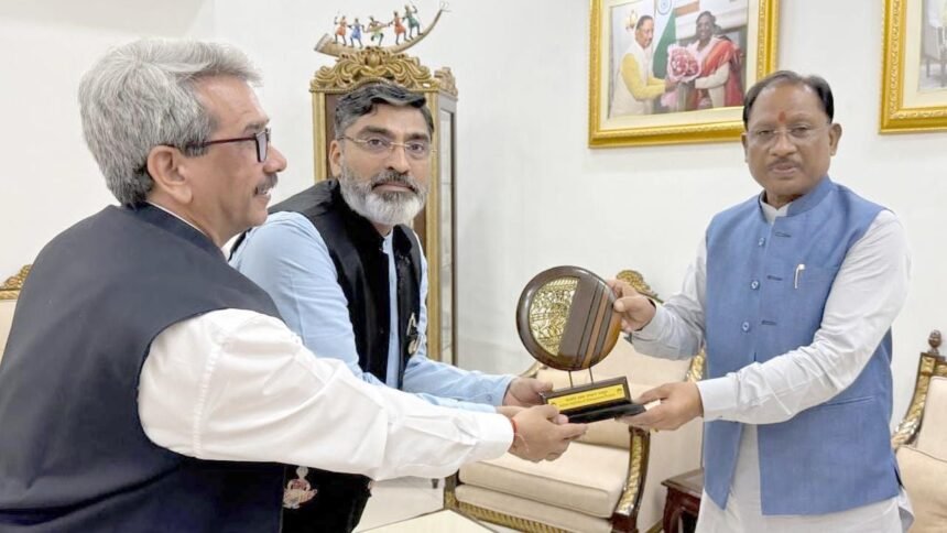 सीएम साय को आईआईएम रायपुर के निदेशक रामकुमार काकानी ने लीडरशिप प्रोग्राम में शामिल होने किया आमंत्रित
