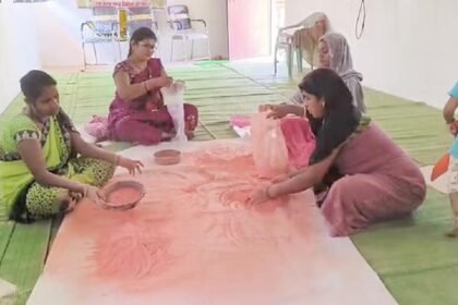 इस गांव की महिलाएं कर रही कमाल…बना रही हर्बल गुलाल, राजधानी तक डिमांड