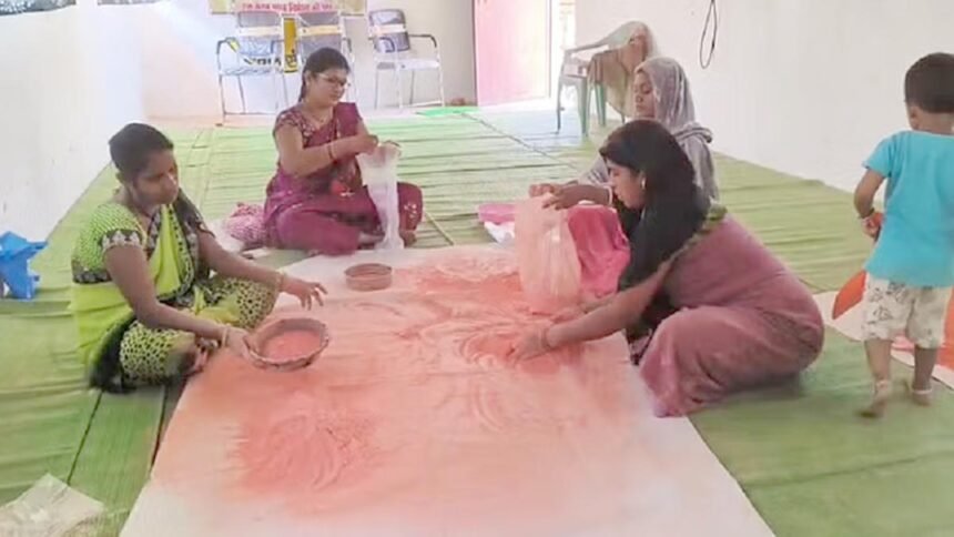 इस गांव की महिलाएं कर रही कमाल…बना रही हर्बल गुलाल, राजधानी तक डिमांड