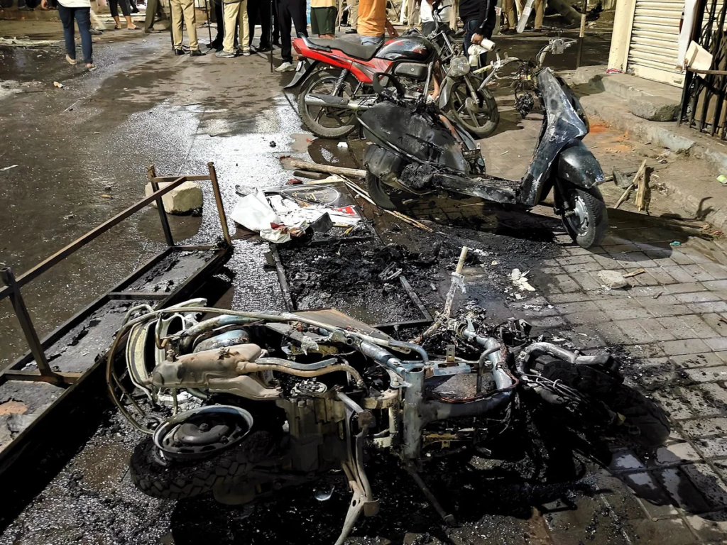 Nagpur violence: नागपुर में भीड़ का उपद्रव, किया पथराव और वाहनों में लगा दी आग, प्रत्यक्षदर्शी बोले-पुलिस डेढ़ घंटे बाद पहुंची 3 image 25