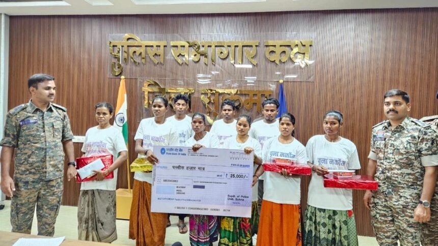 Surrender after encounter: बड़ी वारदातों में शामिल रहे 9 नक्सलियों ने किया आत्मसमर्पण, 6 महिलाएं भी शामिल