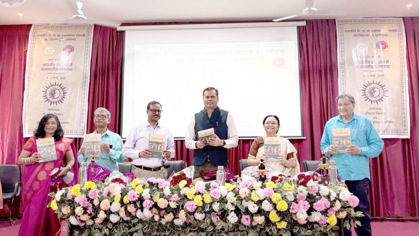 दुर्ग में जनजाति समाज के योगदान विषय पर दो दिवसीय राष्ट्रीय संगोष्ठी का आयोजन, डॉ. निवेदिता वर्मा की पुस्तक 'जनजातीय संस्कृति' का विमोचन