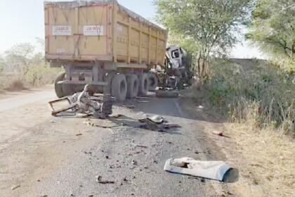 दो ट्रेलर में जोरदार भिड़ंत, स्टेयरिंग में फंसा चालक, काफी मशक्कत के बाद बाहर निकाला, गंभीर हालत में अस्पताल में भर्ती