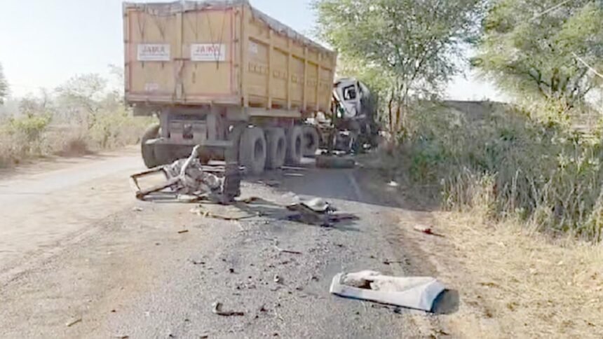 दो ट्रेलर में जोरदार भिड़ंत, स्टेयरिंग में फंसा चालक, काफी मशक्कत के बाद बाहर निकाला, गंभीर हालत में अस्पताल में भर्ती