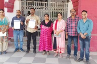 आत्मानंद संविदा शिक्षक संघ ने मांगों को लेकर राज्य के मुखिया व राज्यपाल के नाम एसडीएम को सौंपा ज्ञापन