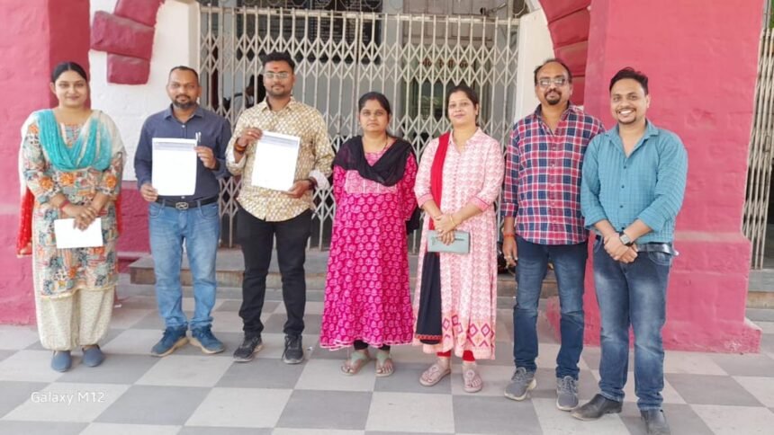 आत्मानंद संविदा शिक्षक संघ ने मांगों को लेकर राज्य के मुखिया व राज्यपाल के नाम एसडीएम को सौंपा ज्ञापन