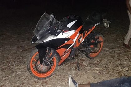 शराब के नशे में दौड़ाई बाइक, अनियंत्रित होकर पेड़ से टकराई, मौके पर एक की मौत और एक घायल