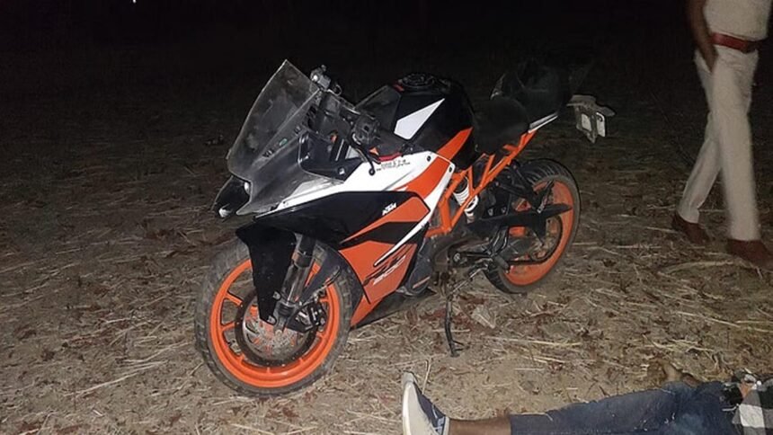 शराब के नशे में दौड़ाई बाइक, अनियंत्रित होकर पेड़ से टकराई, मौके पर एक की मौत और एक घायल