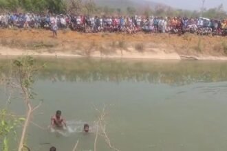 नहर में पिकअप गिरने से बड़ा हादसा, तीन बच्चे और दो महिलाएं पानी में बहे, बचाव कार्य जारी